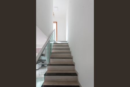 Casa à venda com 85m², 2 quartos e 2 vagasEscada