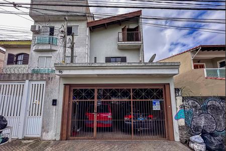 Casa à venda com 189m², 3 quartos e 2 vagas Casa à venda com 189m², 3 quartos e 2 vagasFachada