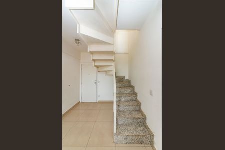 Apartamento à venda com 162m², 3 quartos e 4 vagas Apartamento à venda com 162m², 3 quartos e 4 vagasEscada