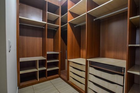 Casa à venda com 250m², 3 quartos e 3 vagas Casa à venda com 250m², 3 quartos e 3 vagasSuíte master