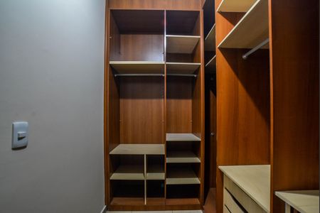 Casa à venda com 250m², 3 quartos e 3 vagas Casa à venda com 250m², 3 quartos e 3 vagasSuíte master