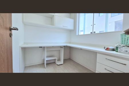 Casa de condomínio para alugar com 350m², 4 quartos e 2 vagasQuarto/Escritório