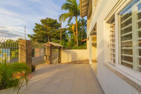 Casa à venda com 200m², 3 quartos e 3 vagas Casa à venda com 200m², 3 quartos e 3 vagasJardim