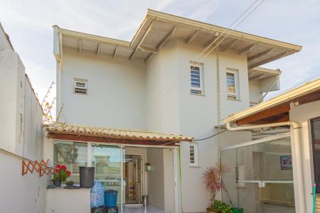 Casa à venda com 200m², 3 quartos e 3 vagas Casa à venda com 200m², 3 quartos e 3 vagasFachada Posterior