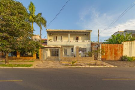 Casa à venda com 200m², 3 quartos e 3 vagas Casa à venda com 200m², 3 quartos e 3 vagasFachada vista da Rua