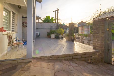 Casa à venda com 200m², 3 quartos e 3 vagas Casa à venda com 200m², 3 quartos e 3 vagasÁrea externa