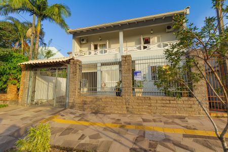 Casa à venda com 200m², 3 quartos e 3 vagas Casa à venda com 200m², 3 quartos e 3 vagasFachada