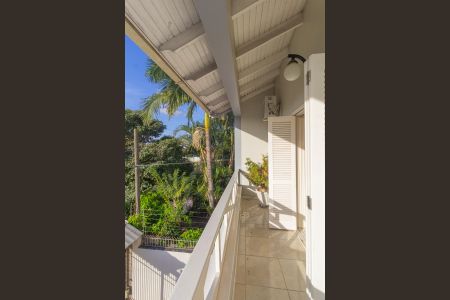 Casa à venda com 200m², 3 quartos e 3 vagas Casa à venda com 200m², 3 quartos e 3 vagasSacada do Quarto 1