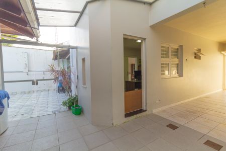 Casa à venda com 200m², 3 quartos e 3 vagas Casa à venda com 200m², 3 quartos e 3 vagasVaranda