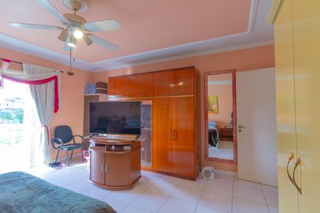 Casa à venda com 200m², 3 quartos e 3 vagas Casa à venda com 200m², 3 quartos e 3 vagasSuíte