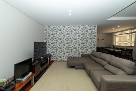 Casa à venda com 381m², 5 quartos e 6 vagasSala