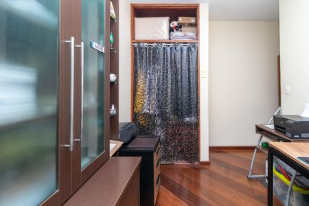 Casa à venda com 381m², 5 quartos e 6 vagasQuarto 2 - (suíte americana)