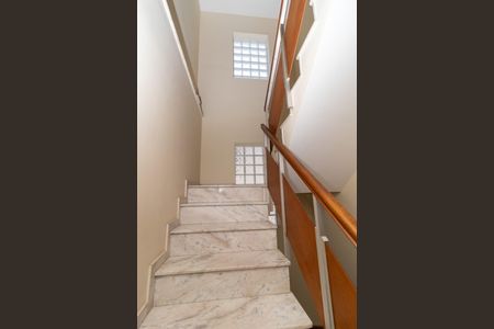 Casa à venda com 381m², 5 quartos e 6 vagasEscada de acesso