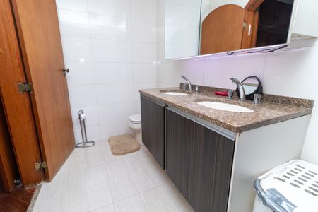 Casa à venda com 381m², 5 quartos e 6 vagasBanheiro da Suíte 2