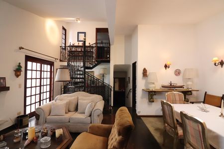 Casa à venda com 240m², 3 quartos e 2 vagasSala