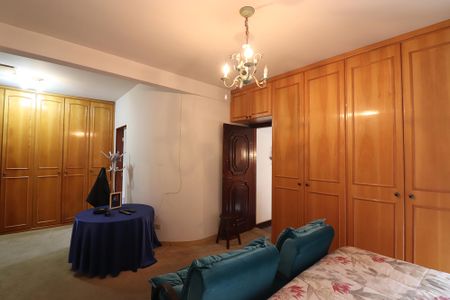 Casa à venda com 240m², 3 quartos e 2 vagasSuíte