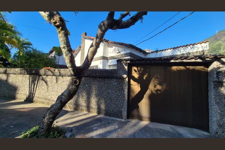 Casa à venda com 400m², 4 quartos e 5 vagasFachada