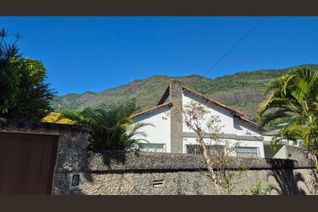 Casa à venda com 400m², 4 quartos e 5 vagasFachada