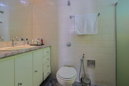 Apartamento à venda com 170m², 3 quartos e 2 vagas Apartamento à venda com 170m², 3 quartos e 2 vagasBanheiro da Suíte