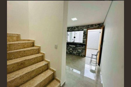 Casa à venda com 250m², 2 quartos e 2 vagasEscada