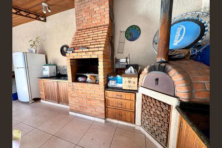 Casa à venda com 180m², 3 quartos e 2 vagasQuintal com Churrasqueira e Piscina