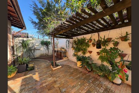 Casa à venda com 180m², 3 quartos e 2 vagasQuintal com Churrasqueira e Piscina