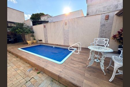Casa à venda com 180m², 3 quartos e 2 vagasQuintal com Churrasqueira e Piscina