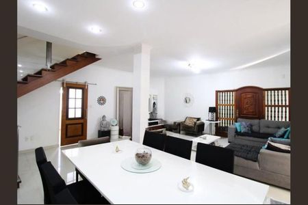 Casa à venda com 318m², 4 quartos e 4 vagasFoto 02