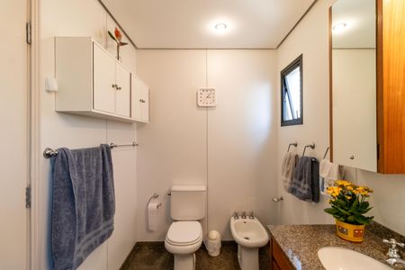 Apartamento à venda com 215m², 3 quartos e 4 vagasBanheiro da Suíte 1