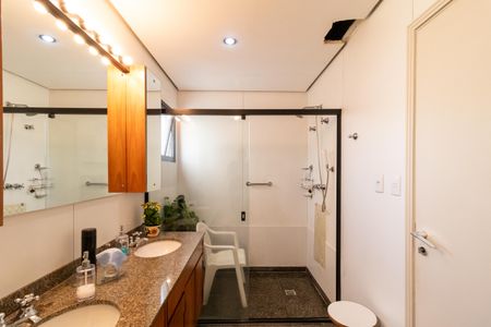 Apartamento à venda com 215m², 3 quartos e 4 vagasBanheiro da Suíte 1