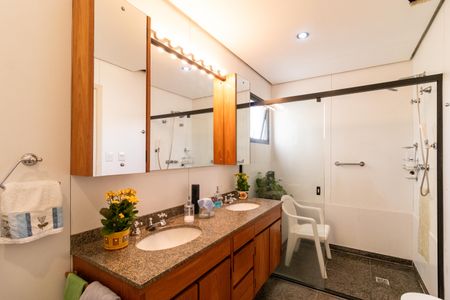 Apartamento à venda com 215m², 3 quartos e 4 vagasBanheiro da Suíte 1