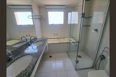 Apartamento à venda com 180m², 3 quartos e 4 vagasBanheiro da Suíte 2