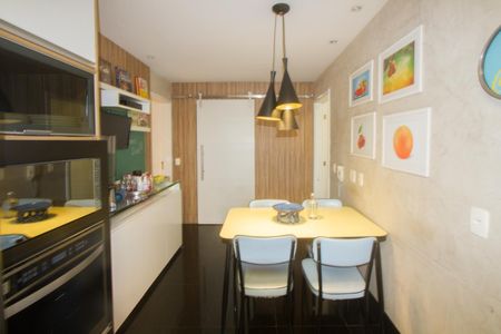 Apartamento à venda com 222m², 4 quartos e 4 vagasCozinha
