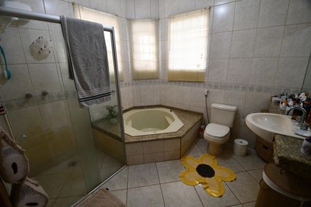 Casa à venda com 292m², 4 quartos e 1 vagaBanheiro da Suíte 1