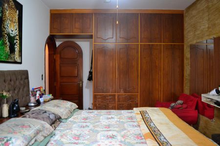 Casa à venda com 650m², 4 quartos e 10 vagas Casa à venda com 650m², 4 quartos e 10 vagasQuarto