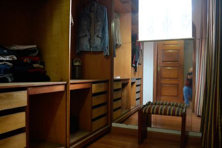 Casa à venda com 650m², 4 quartos e 10 vagas Casa à venda com 650m², 4 quartos e 10 vagasSuíte 2