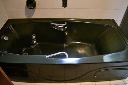 Casa à venda com 650m², 4 quartos e 10 vagas Casa à venda com 650m², 4 quartos e 10 vagasBanheiro da suíte