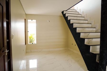 Casa para alugar com 600m², 4 quartos e 4 vagasSala - Escada