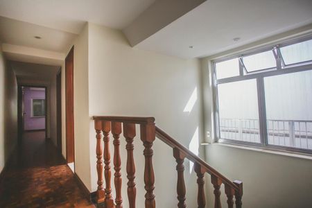 Casa à venda com 250m², 3 quartos e 2 vagasEscadas