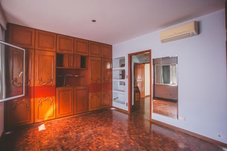 Casa à venda com 250m², 3 quartos e 2 vagasSuíte