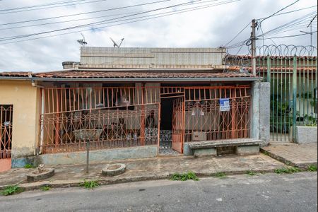 Casa à venda com 300m², 4 quartos e 1 vaga Casa à venda com 300m², 4 quartos e 1 vagaFachada