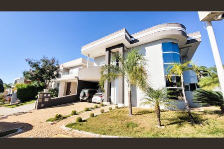 Casa de condomínio à venda com 360m², 4 quartos e 4 vagasFachada