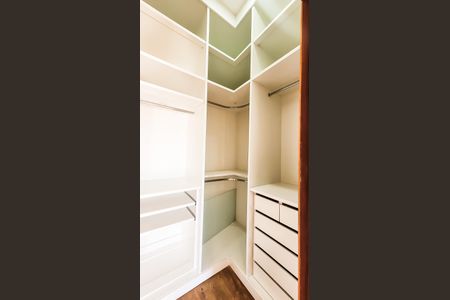 Casa de condomínio à venda com 360m², 4 quartos e 4 vagasCloset Suite 1