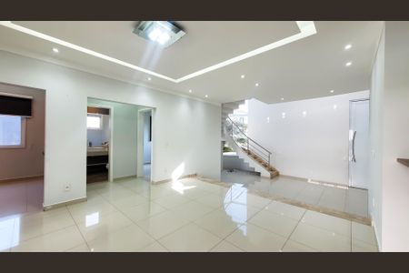 Casa de condomínio à venda com 360m², 4 quartos e 4 vagasSala