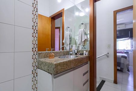 Casa à venda com 138m², 4 quartos e 4 vagasBanheiro social 1