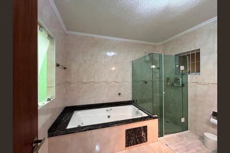 Casa à venda com 330m², 4 quartos e 4 vagas Casa à venda com 330m², 4 quartos e 4 vagasBanheiro da Suíte