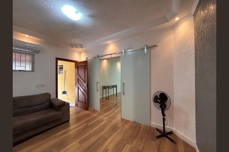 Casa à venda com 330m², 4 quartos e 4 vagas Casa à venda com 330m², 4 quartos e 4 vagasSala de TV