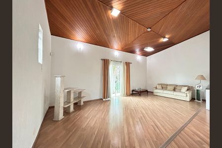 Casa à venda com 330m², 4 quartos e 4 vagas Casa à venda com 330m², 4 quartos e 4 vagasSala