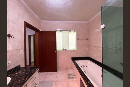 Casa à venda com 330m², 4 quartos e 4 vagas Casa à venda com 330m², 4 quartos e 4 vagasBanheiro da Suíte