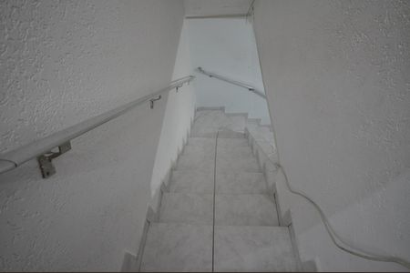 Casa à venda com 182m², 4 quartos e 1 vagaEscada de acesso aos quartos